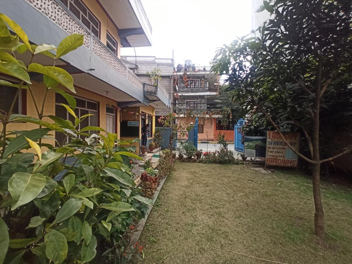 Pushpa Guest House Покхара Экстерьер фото